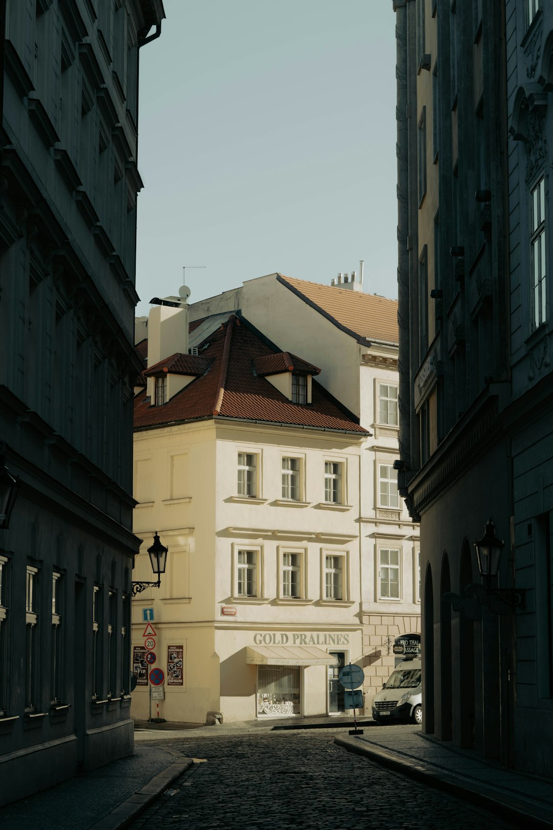 Команда проводить прибирання офісу